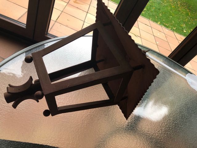 Farol sobre muro de forja artesanal