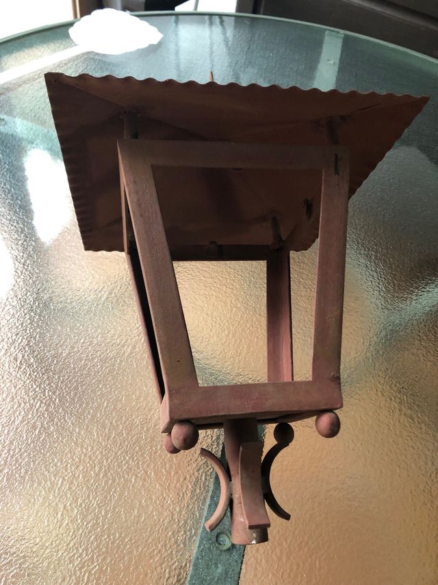 Farol sobre muro de forja artesanal