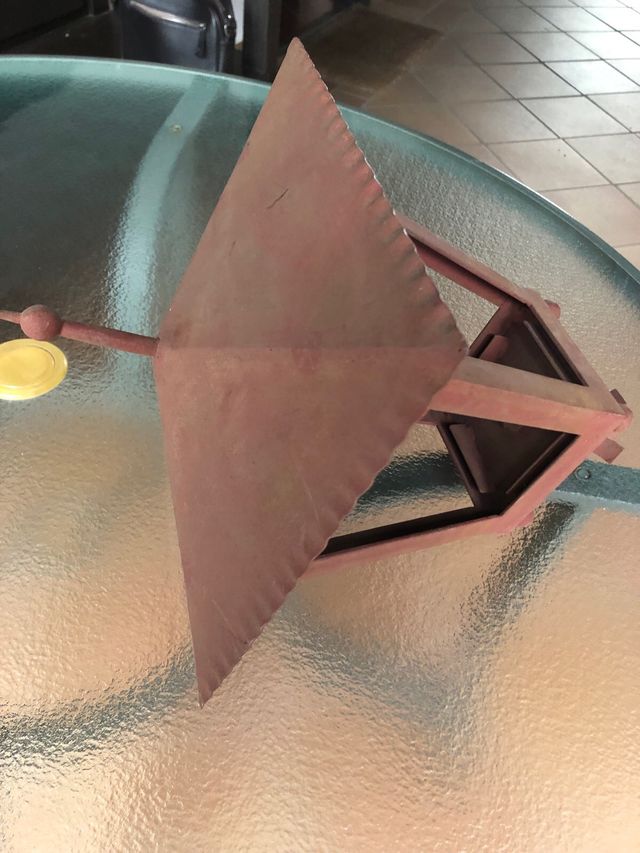 Farol sobre muro de forja artesanal