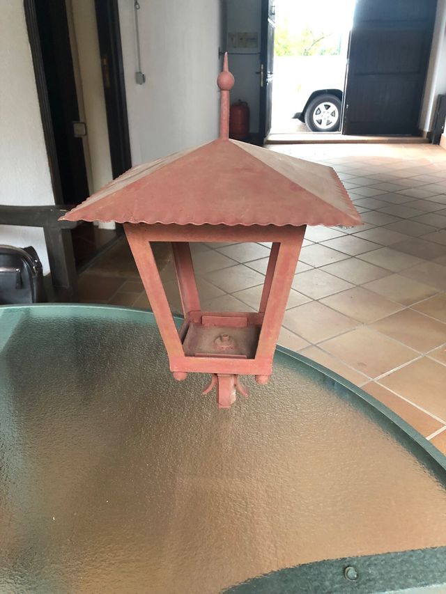 Farol sobre muro de forja artesanal