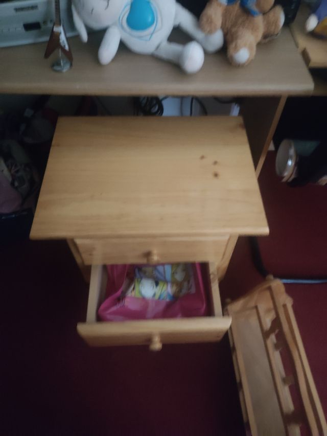 mesita de noche pino color claro