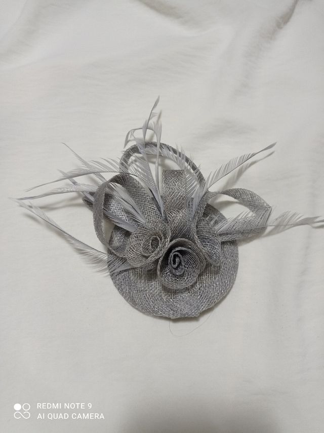 Tocado en color gris