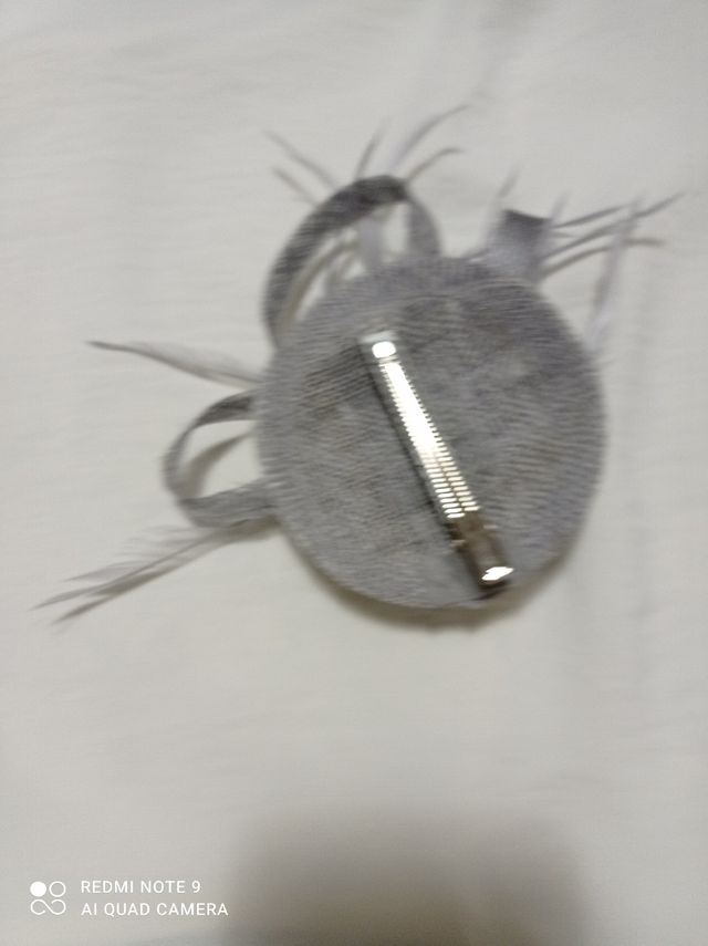 Tocado en color gris