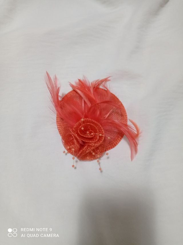 Tocado en color coral