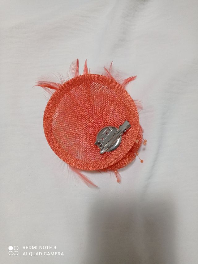 Tocado en color coral