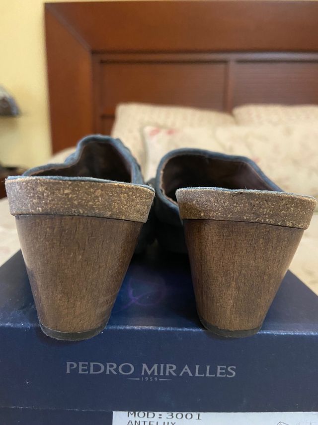 Zueco de Pedro Miralles en color azul