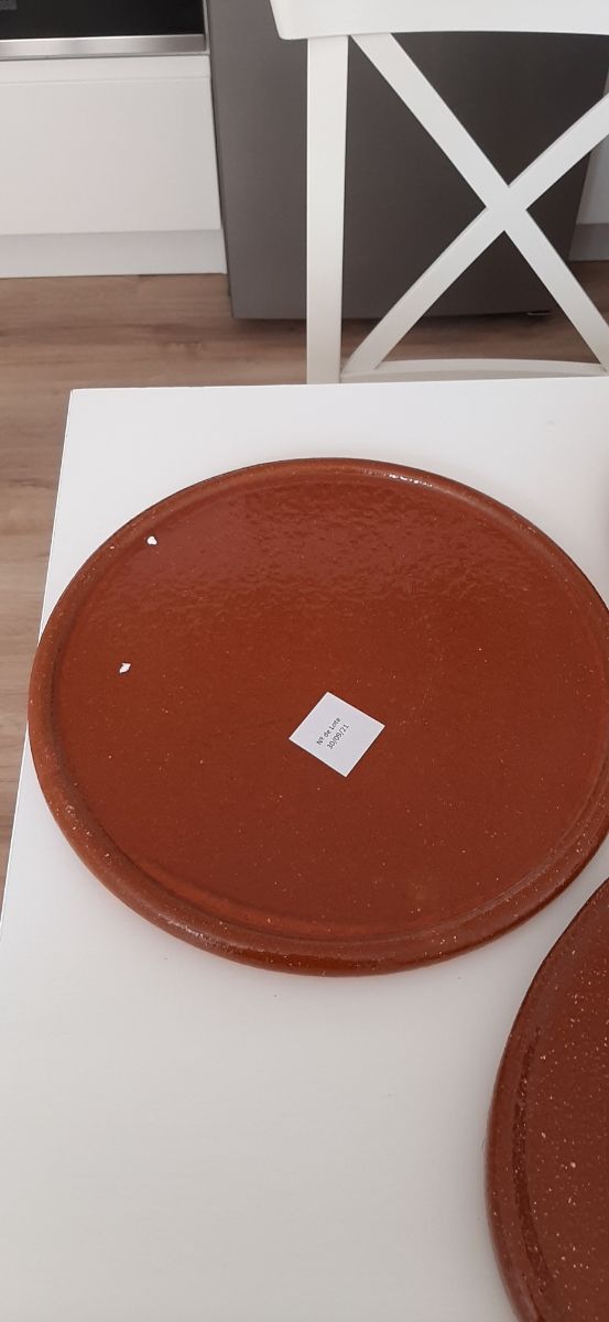 Platos de barro nuevos