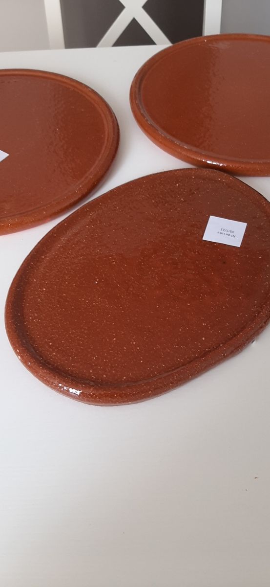 Platos de barro nuevos