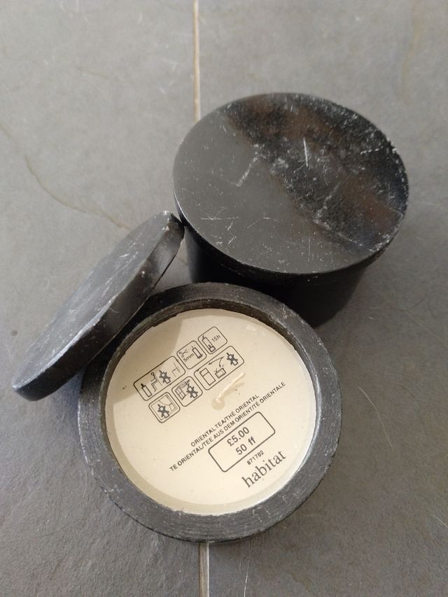 Due scatole in pietra con candela