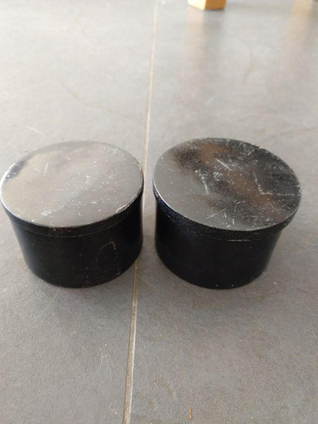 Due scatole in pietra con candela