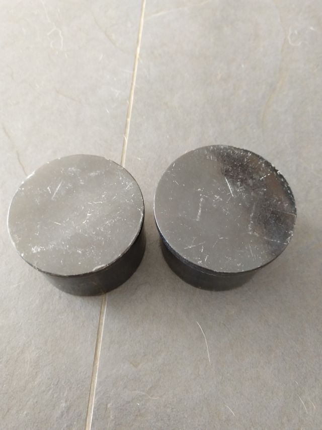 Due scatole in pietra con candela