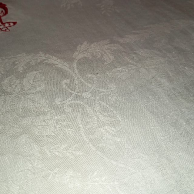 Antigua toalla de lino adamascado, bordada.