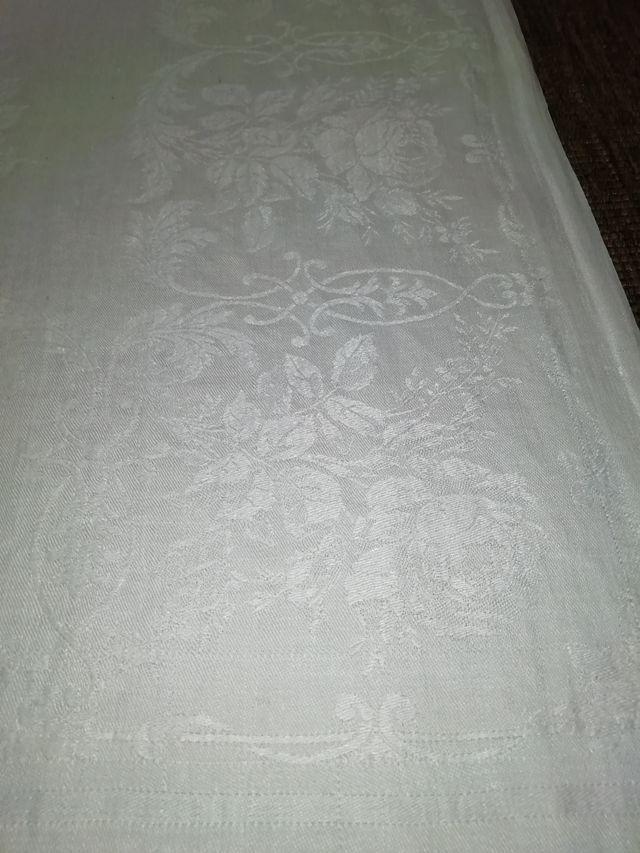 Antigua toalla de lino adamascado, bordada.