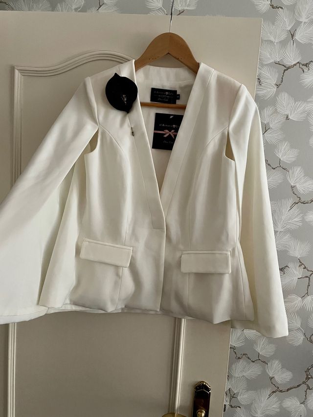 Blazer blanco con manga abierta. Talla S