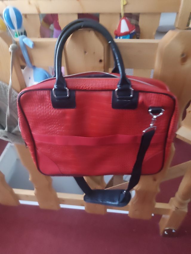 maletín portátil rojo, piel, con dos separaciones.