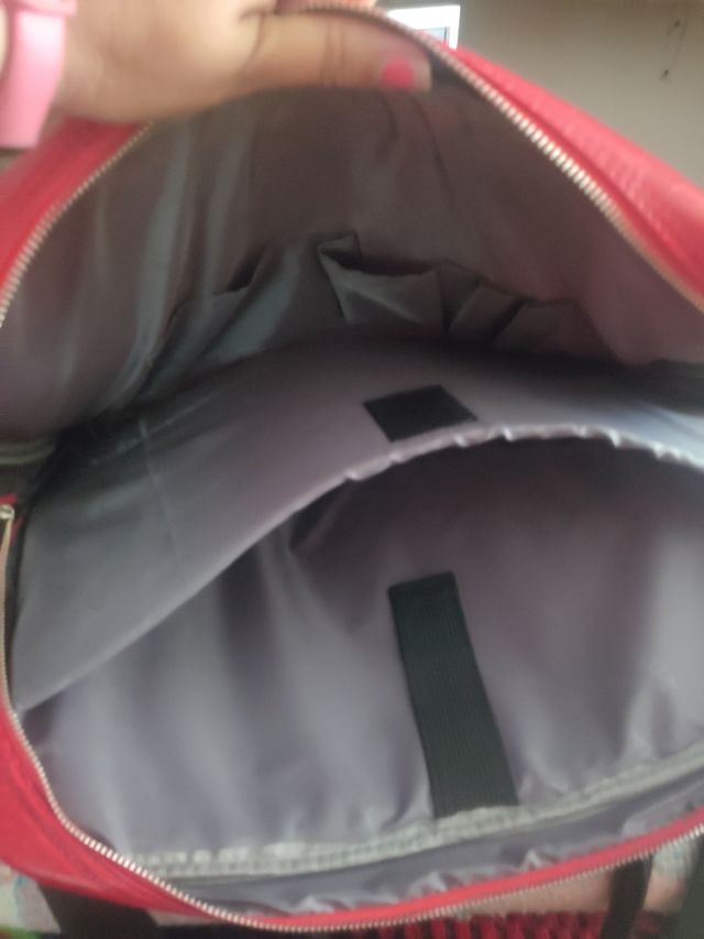 maletín portátil rojo, piel, con dos separaciones.