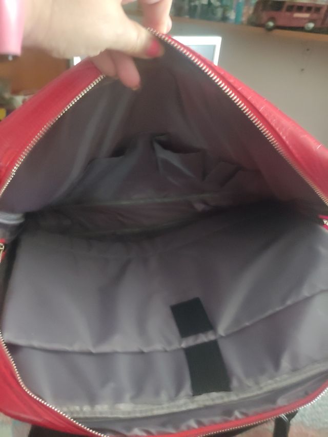 maletín portátil rojo, piel, con dos separaciones.