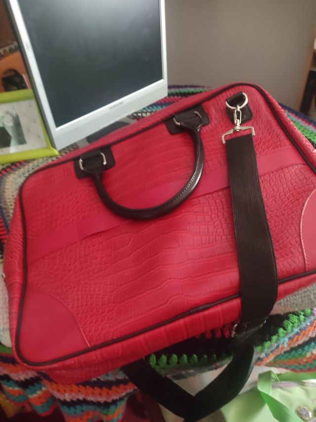 maletín portátil rojo, piel, con dos separaciones.