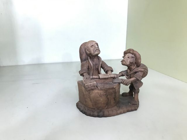 Figuras de barro abogado y mujer comiendo sandia