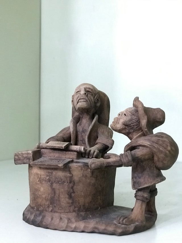 Figuras de barro abogado y mujer comiendo sandia