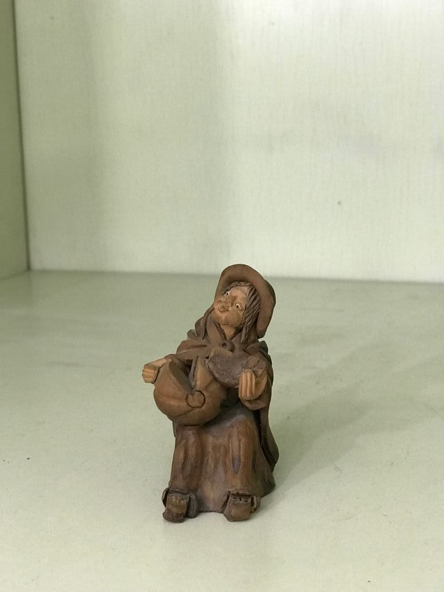 Figuras de barro abogado y mujer comiendo sandia