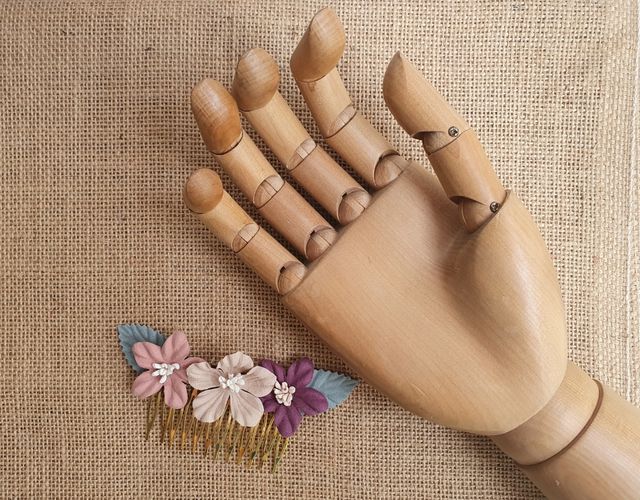 Peinecillo rosa empolvado beige y morado