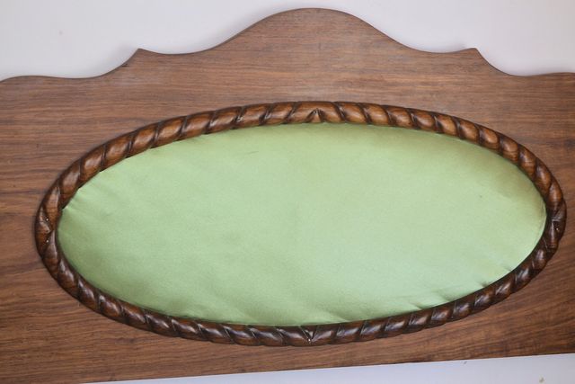 Cama antigua completa. Madera con tapizado