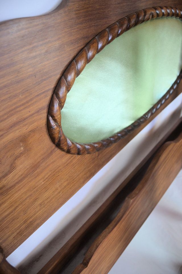 Cama antigua completa. Madera con tapizado