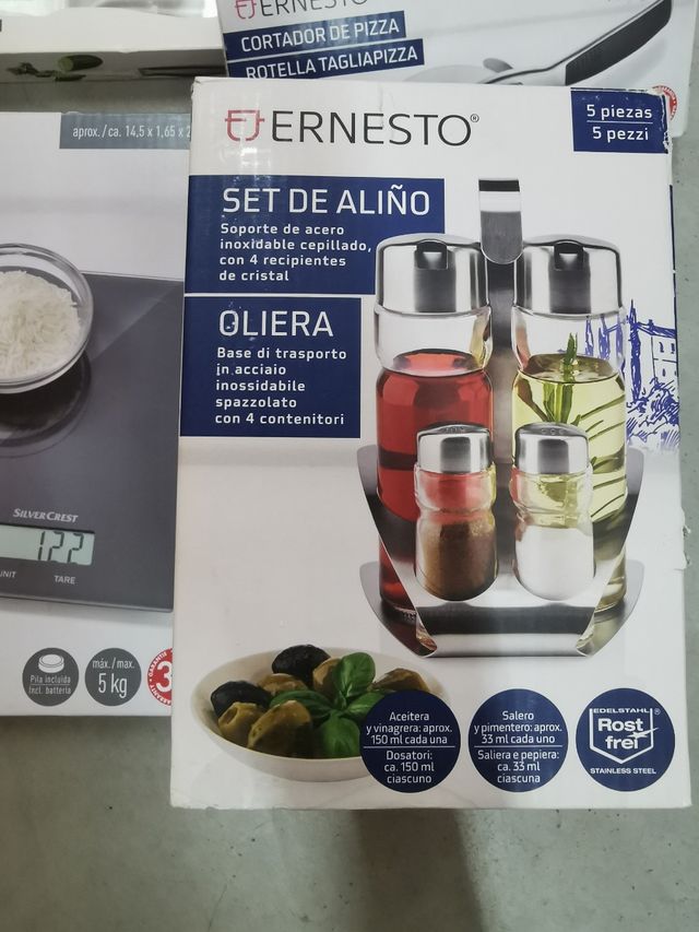 Sarten, cuchillos, báscula, pinzas, corta pizza