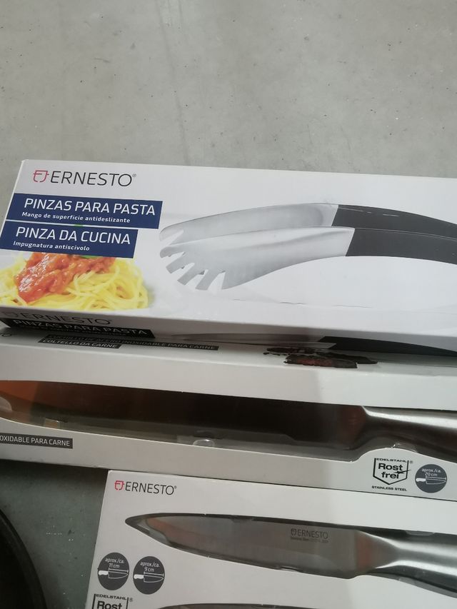 Sarten, cuchillos, báscula, pinzas, corta pizza