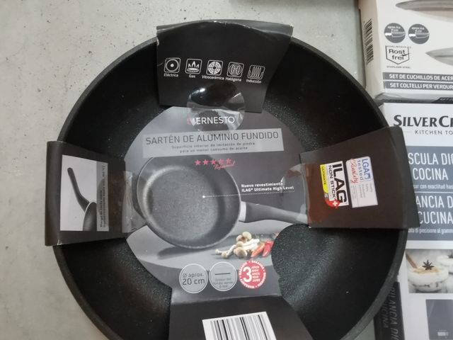 Sarten, cuchillos, báscula, pinzas, corta pizza