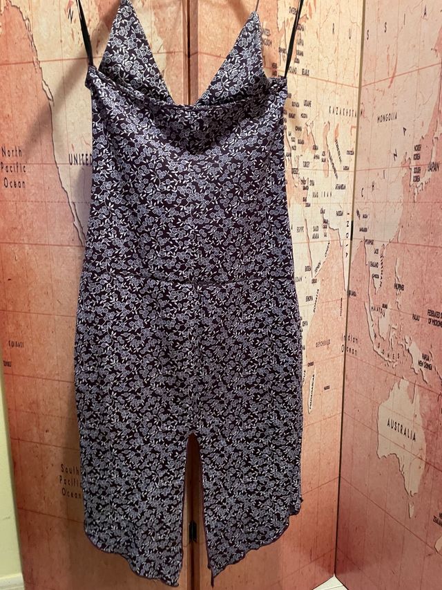 Vestido morado con flores 