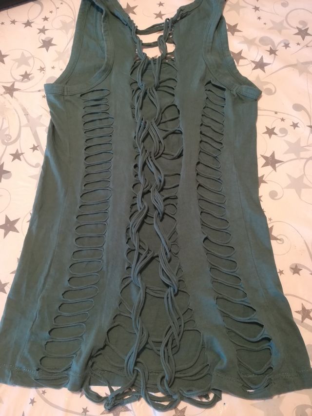 Camiseta de tirantes cortada por la espalda 