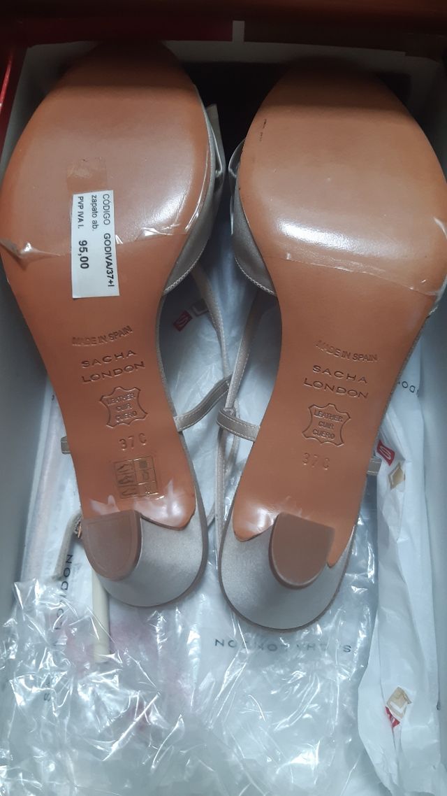 Sandalia de piel forrada. Nueva, con etiqueta