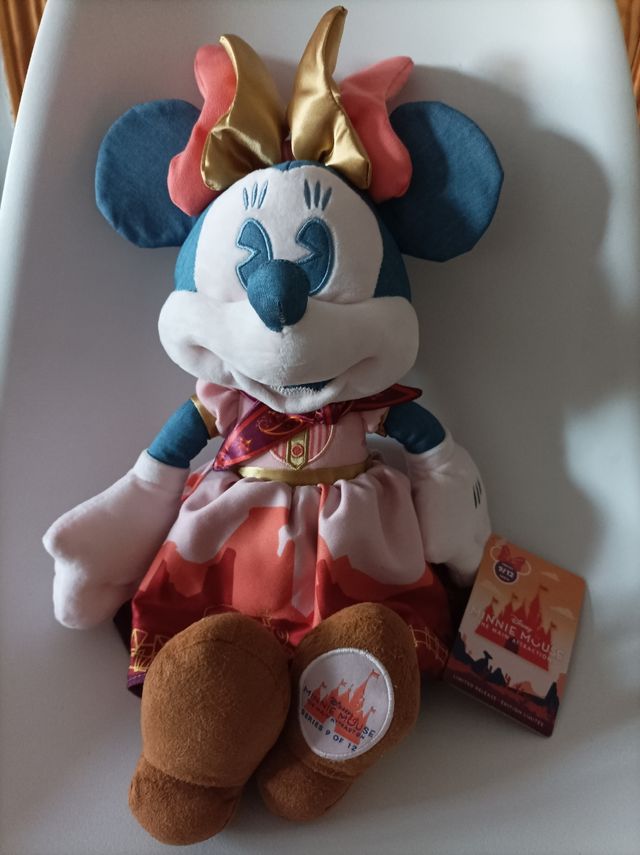 peluche Minnie atracción Disney.