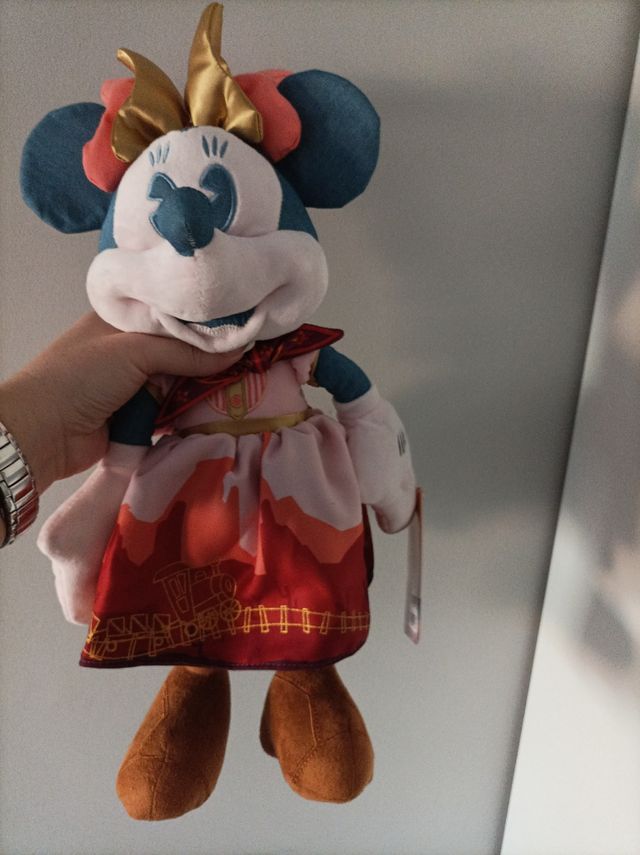 peluche Minnie atracción Disney.