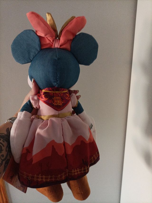 peluche Minnie atracción Disney.