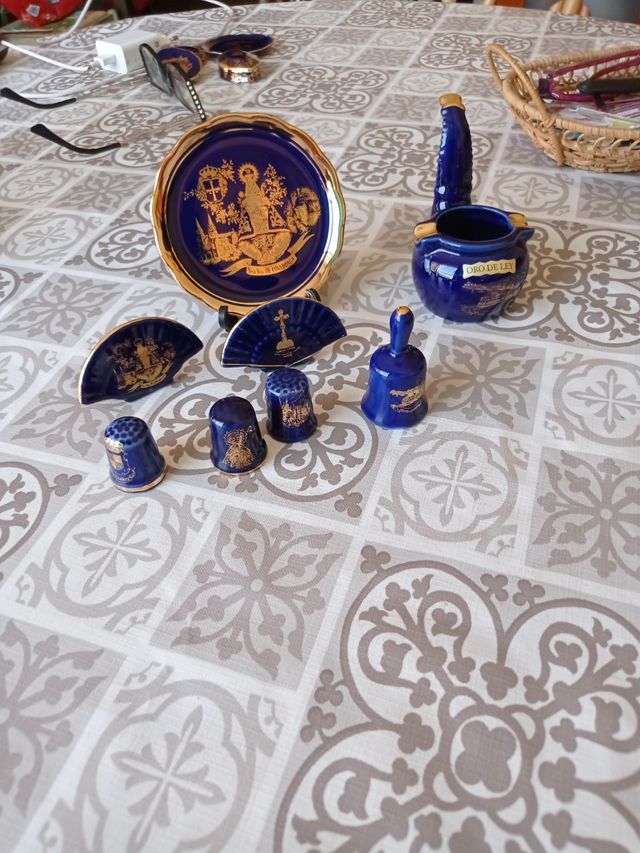 ceràmica azul con baño de oro