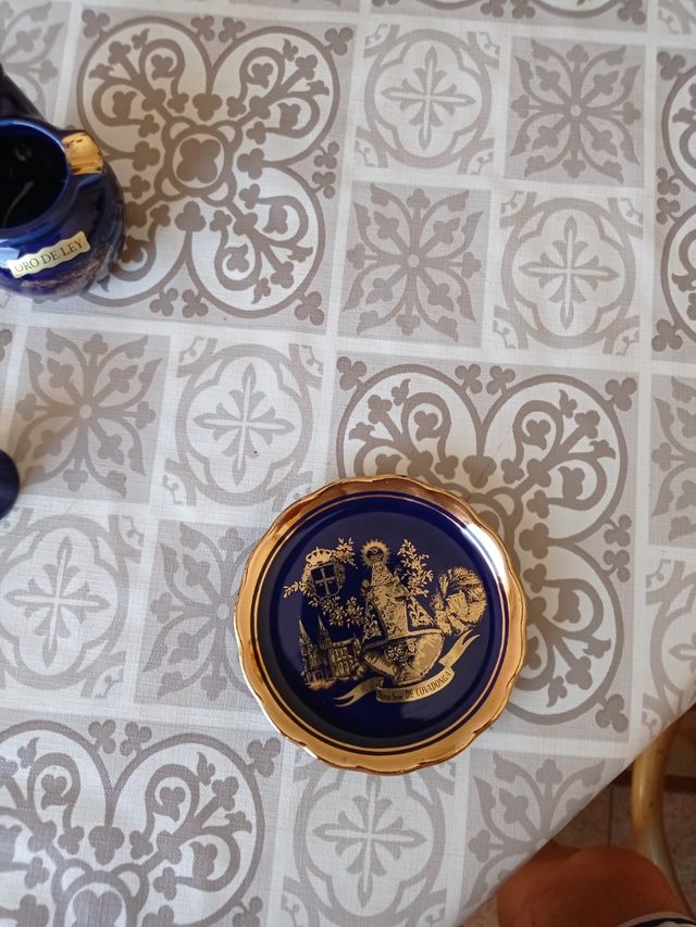 ceràmica azul con baño de oro