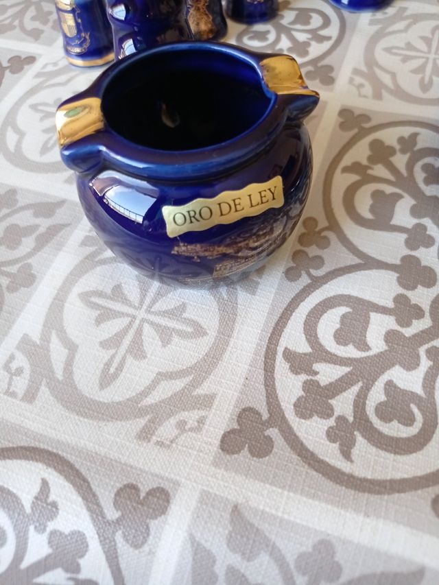 ceràmica azul con baño de oro