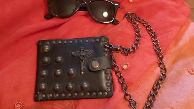 portafoglio e carte da polso