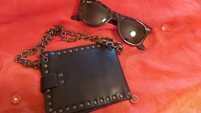 portafoglio e carte da polso