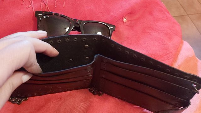 portafoglio e carte da polso