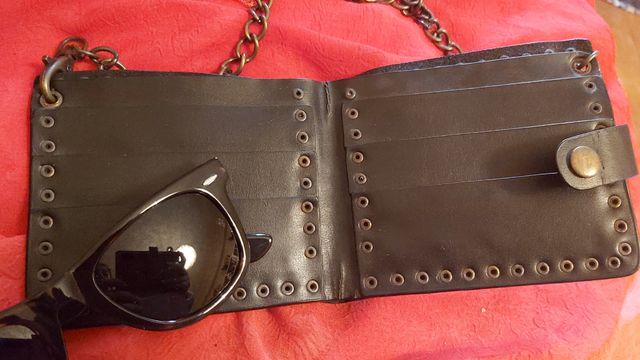 portafoglio e carte da polso