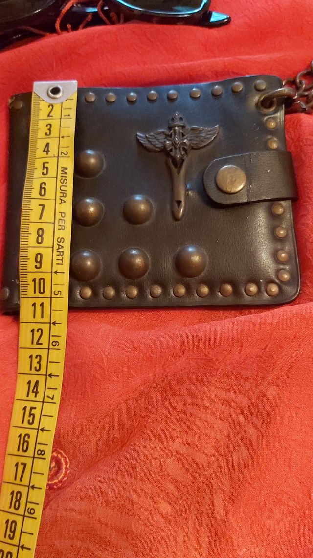 portafoglio e carte da polso