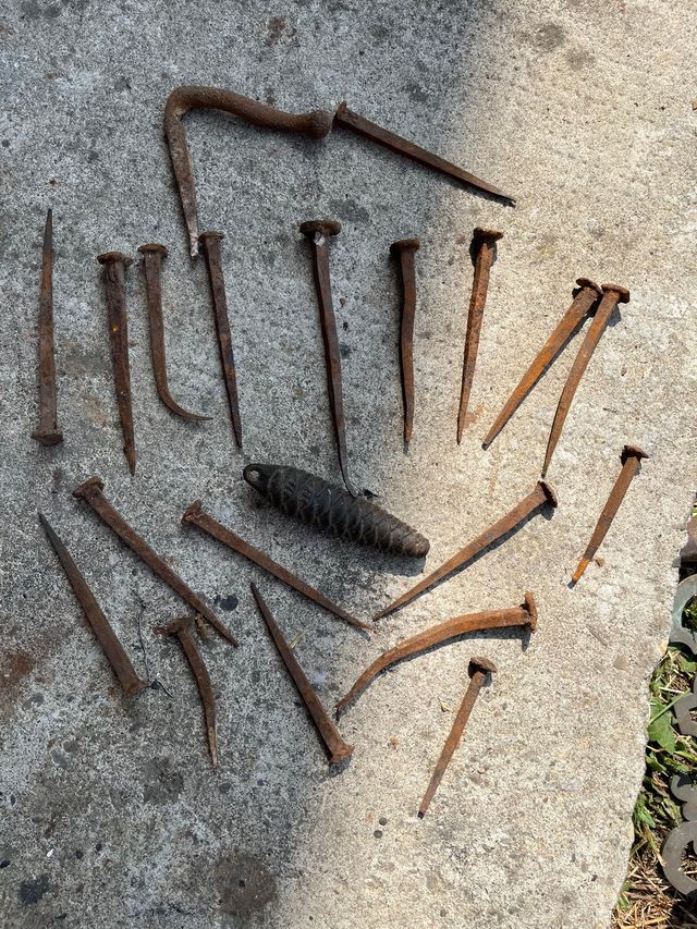 Chiodi e pigna antichi