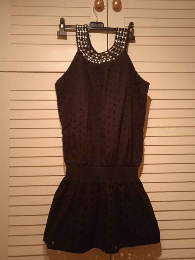 Blusa negra elegante.