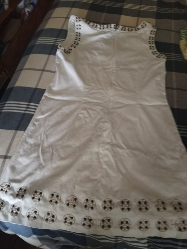vestido sin mangas rebajado.