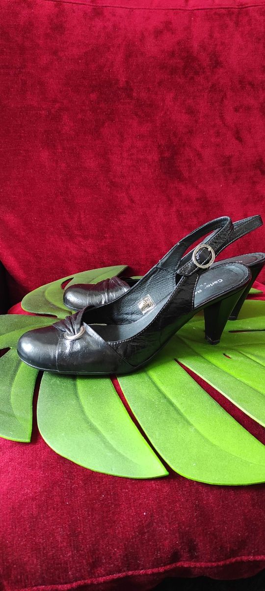 Zapatos de salón negros de piel