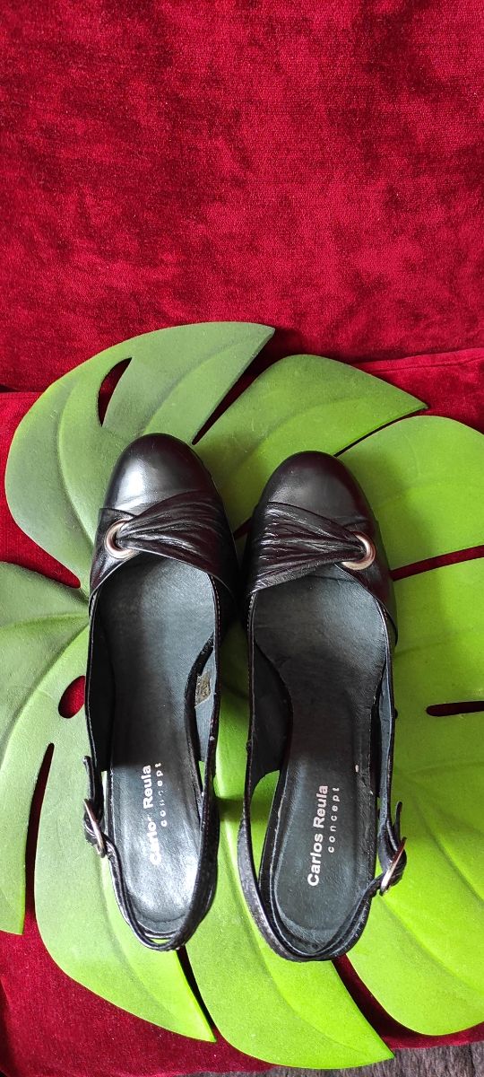 Zapatos de salón negros de piel